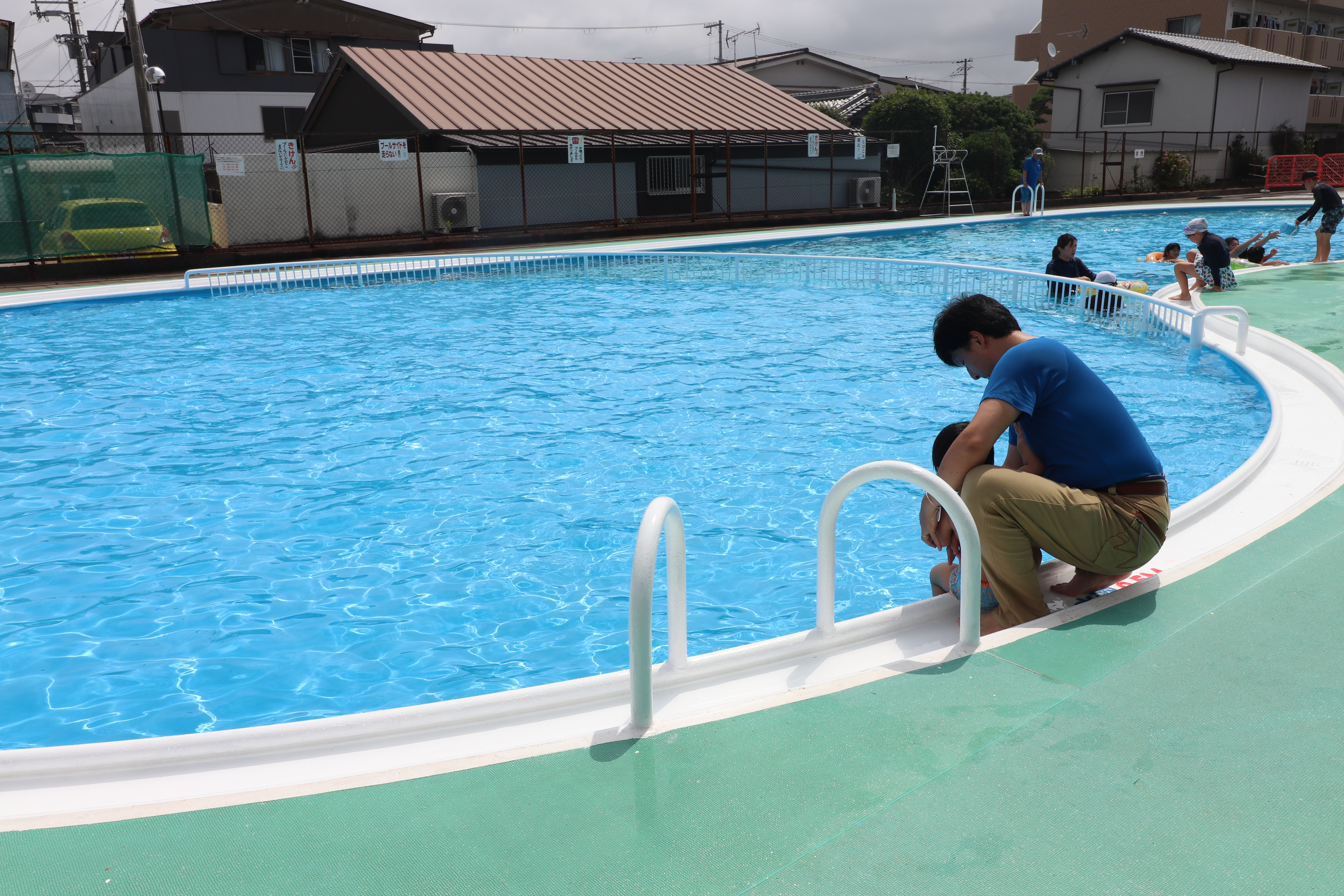 ホテル目の前のもりいこいの広場プール（徒歩2分）幼児80円小学生160円大人320円付き添い無料