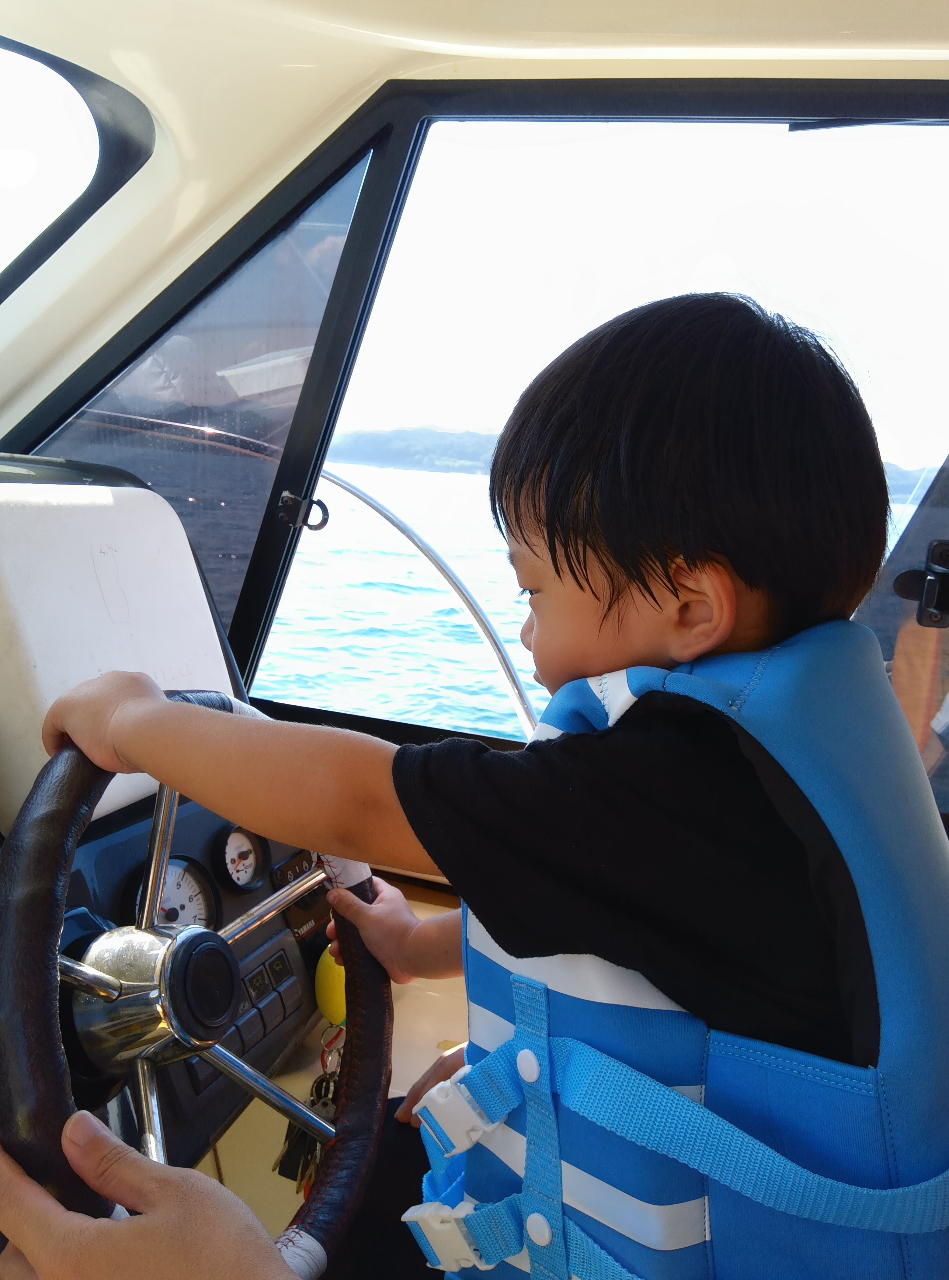 田辺湾クルーズではお子様に船長体験して頂けます♪