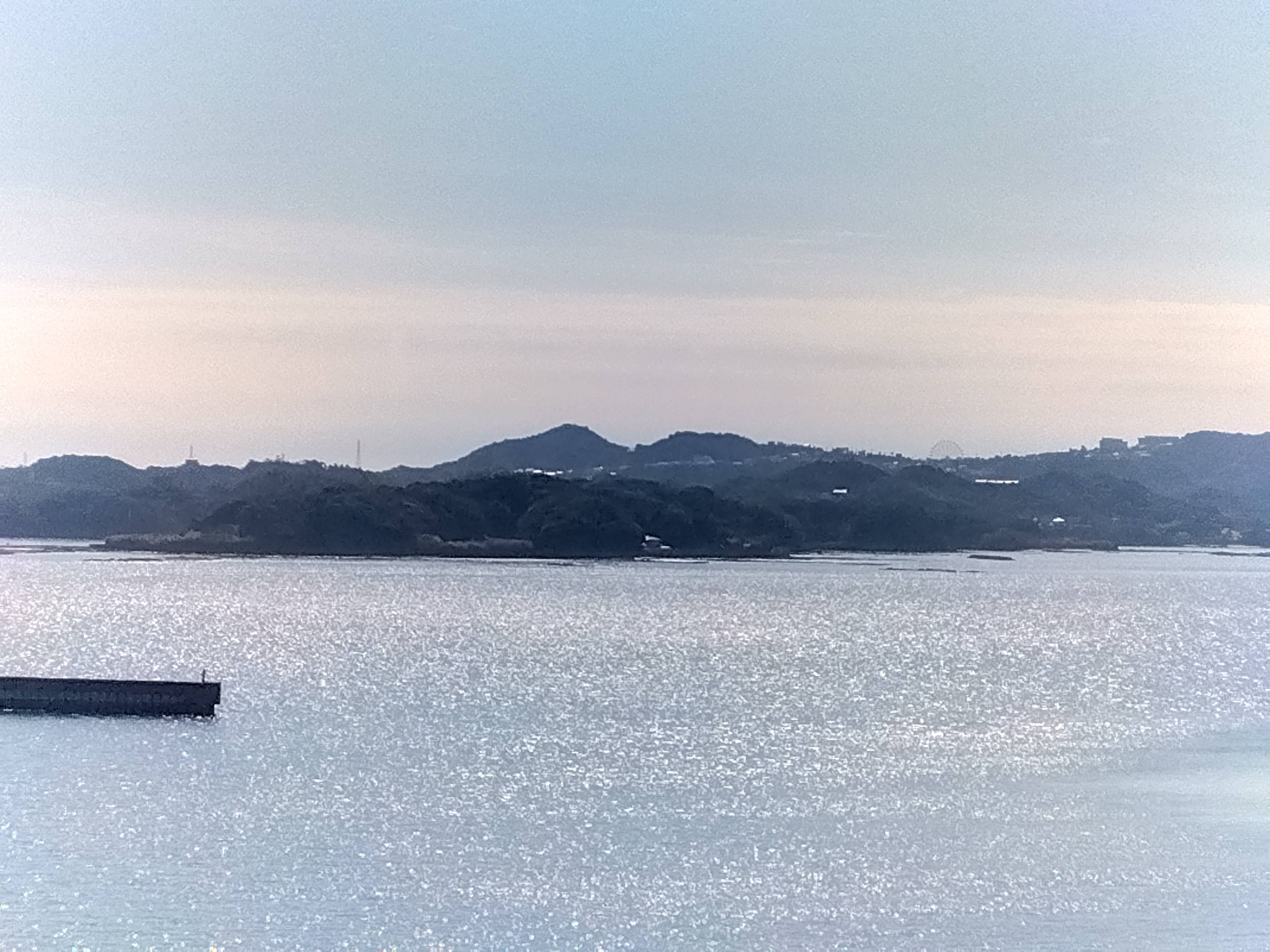 ホテルから見える神島