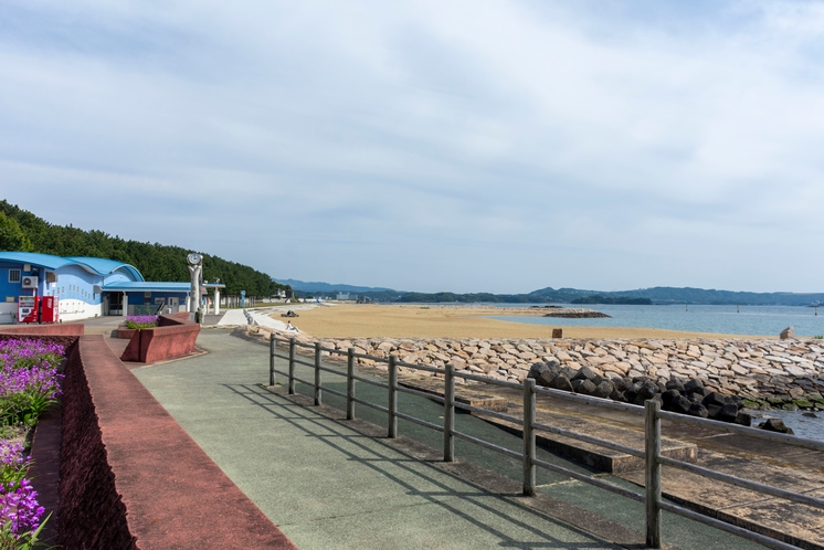 扇ケ浜の砂浜（徒歩15分）