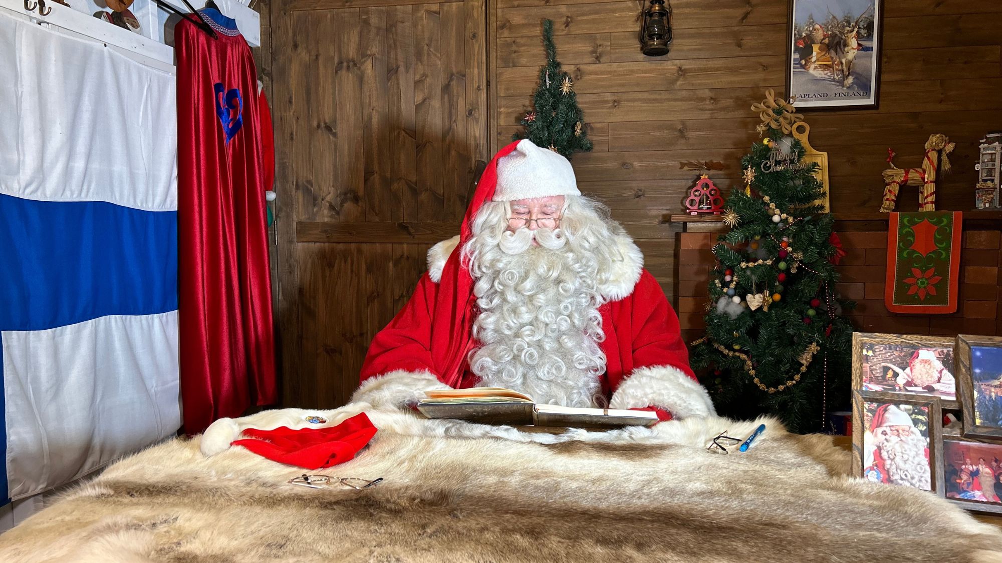 フィンランドの森からやってきたサンタクロースが、あなたのクリスマスを特別にする準備を進めています！