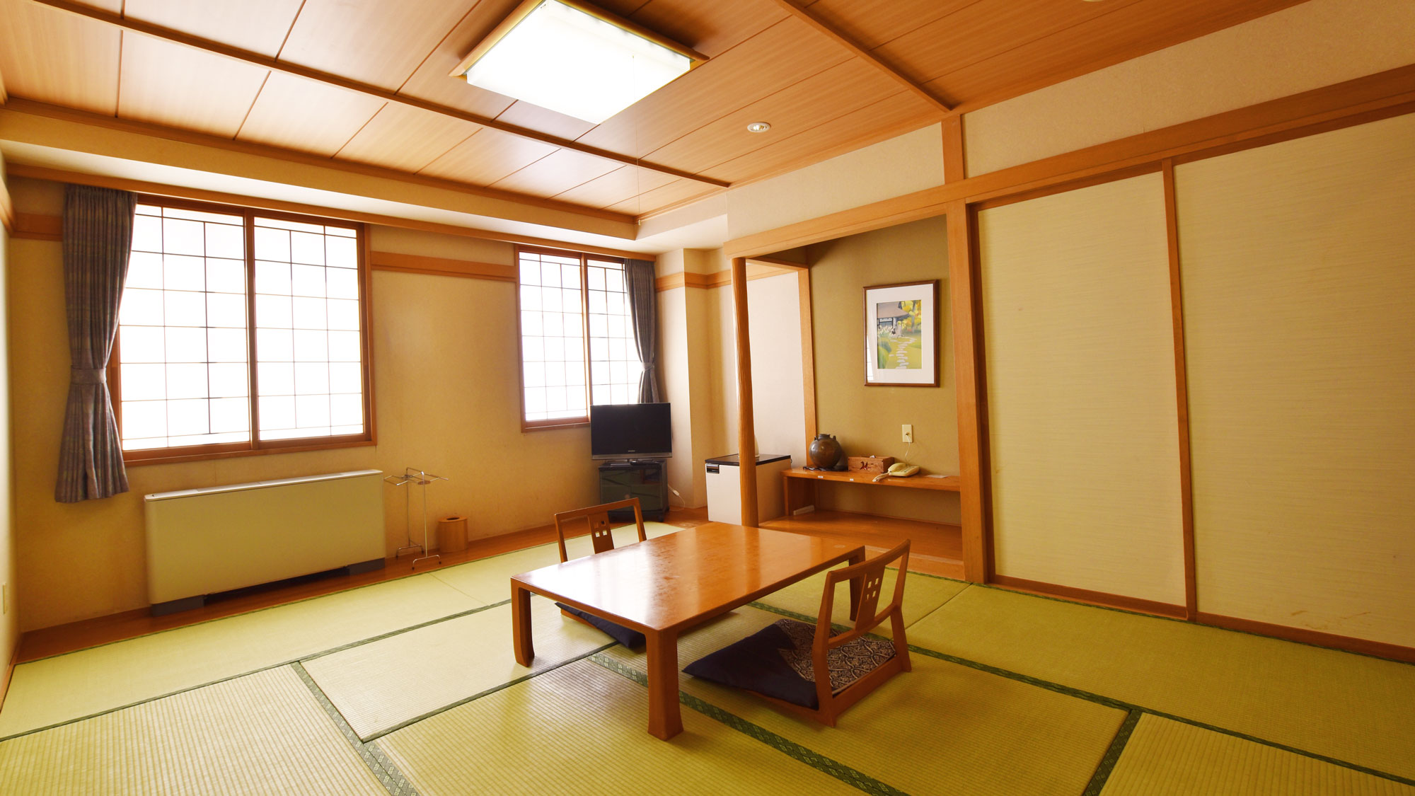 【和室10畳 禁煙】ご家族やお仲間でのご旅行に最適。団らんのひと時をお過ごしください。