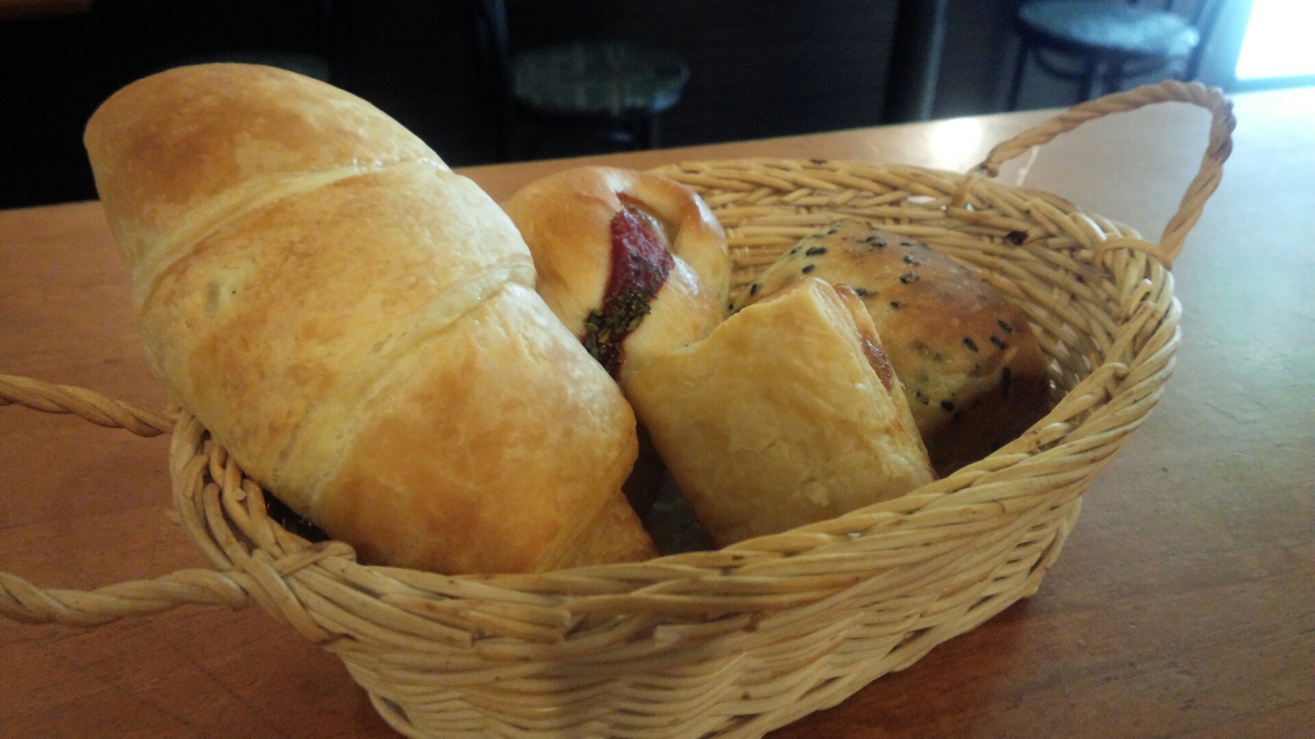 朝食の焼きたてパンの一例