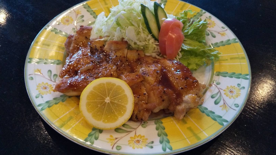 【夕食一例】料理人が作る日替わりの定食です。