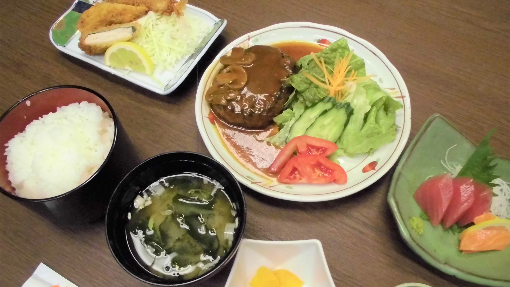 【夕食一例】料理人が作る日替わりの定食です。