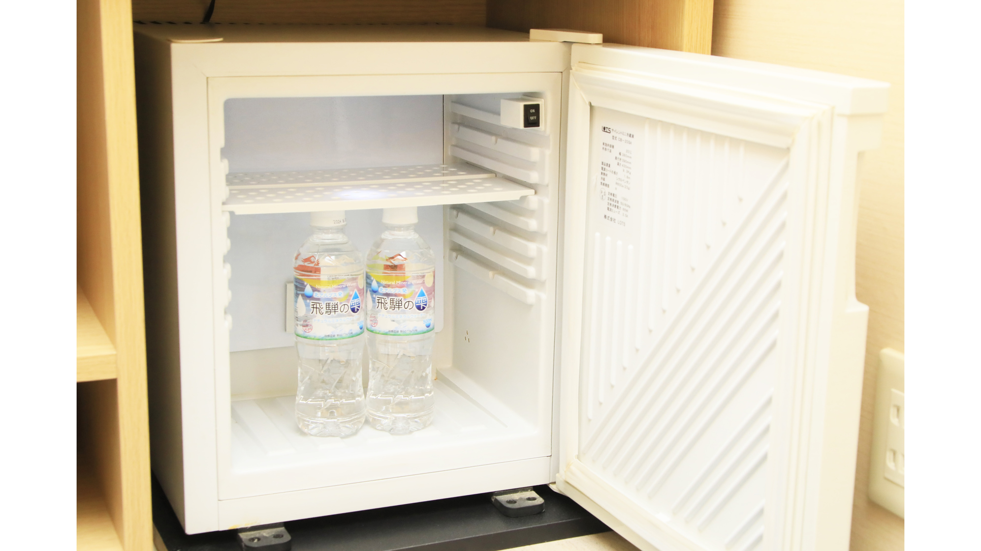 客室冷蔵庫。冷凍機能はございません(ミネラルウォーターは実際にはございません)。