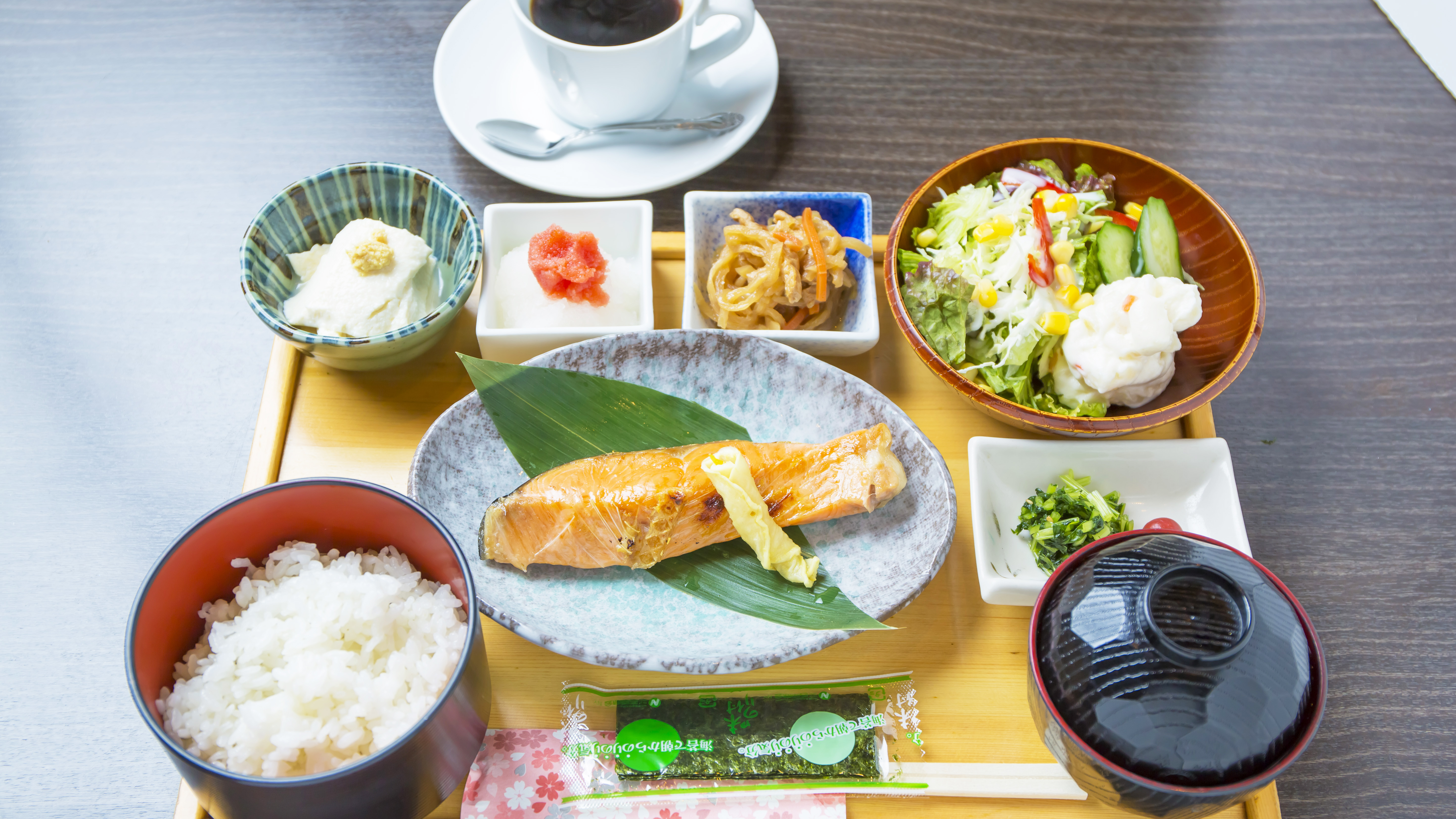 「和朝食」7時から10時(ラストオーダー9時50分)。「ななお」にて970円でお召し上がり頂けます。