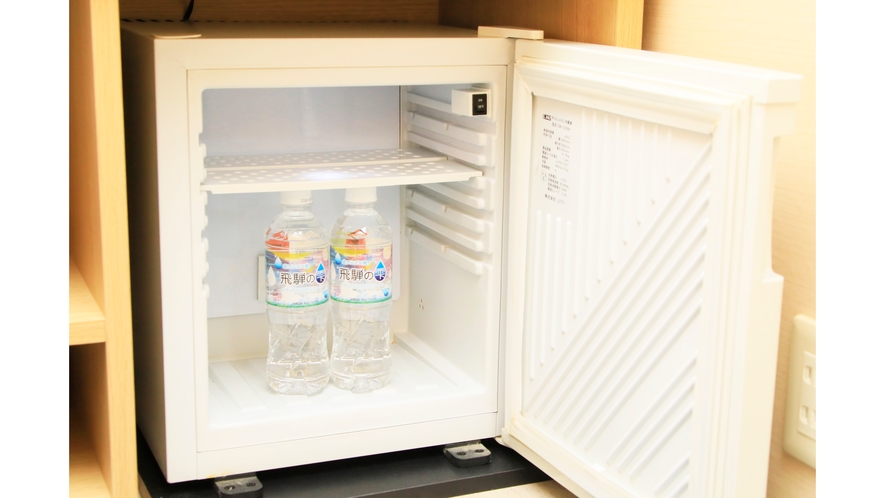 客室冷蔵庫。冷凍機能はございません(ミネラルウォーターは実際にはございません)。