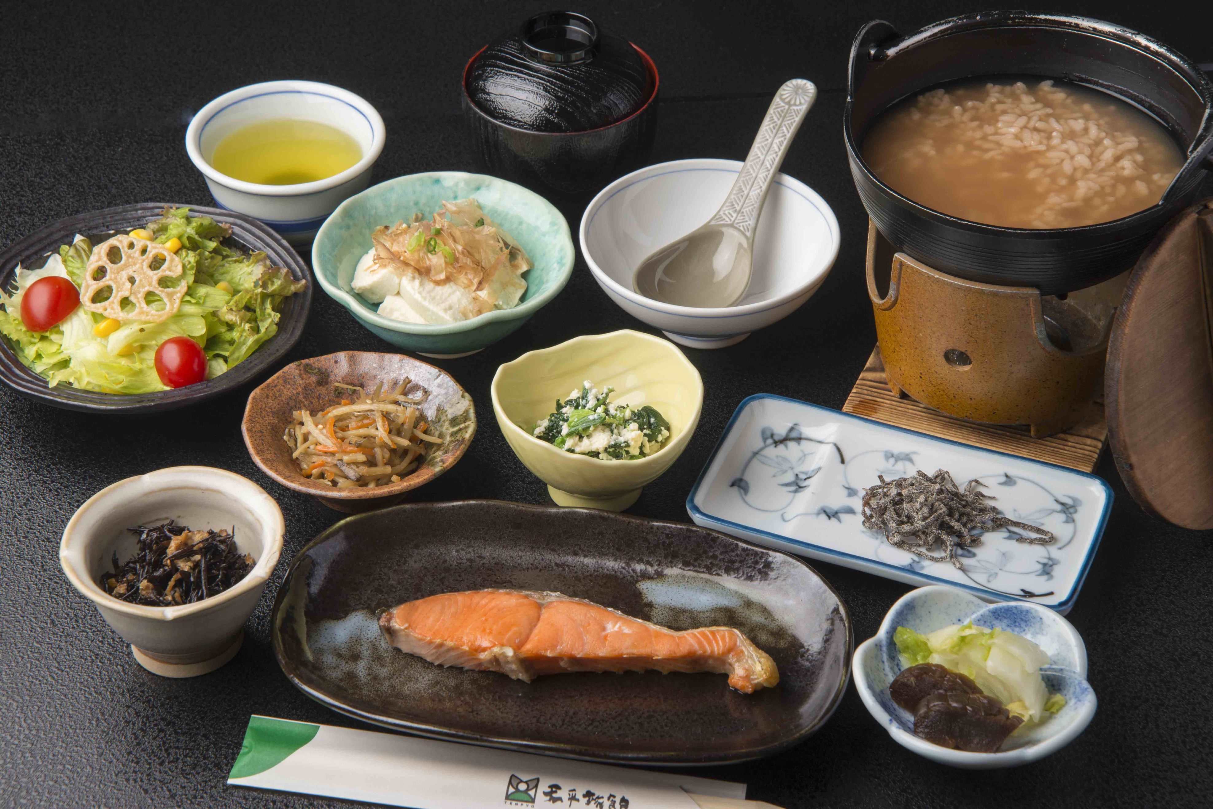 【食でめぐる奈良】【茶粥朝食】素朴な味が人気！卓上で炊く奈良名物の茶粥をお楽しみください♪