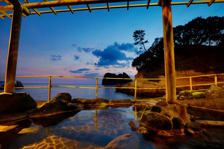 波打ち際の露天風呂(男湯)｜夕暮れの時間帯の湯浴みは幻想的な雰囲気をお愉しみいただけます