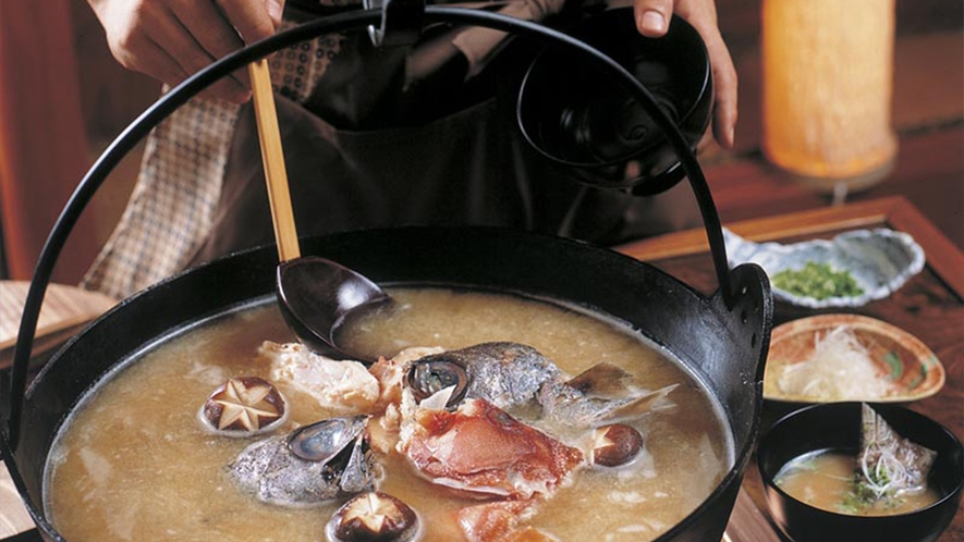 ■早起きの特権サービス！早朝の湯上がりに鯛や地魚の出汁がいっぱいのアラ味噌汁がおいしい。