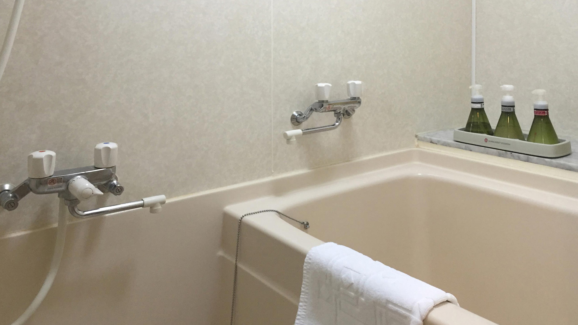 ■スタンダード客室｜室内にもお風呂にはシャワーも完備されている
