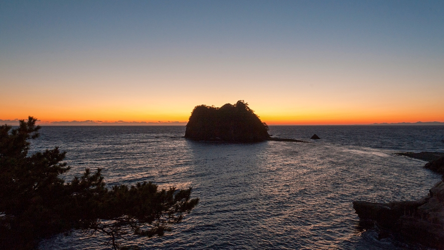 ■堂ヶ島の象徴「三四郎島」を目前とし、暮色に染まる海景色が心を和ませる。