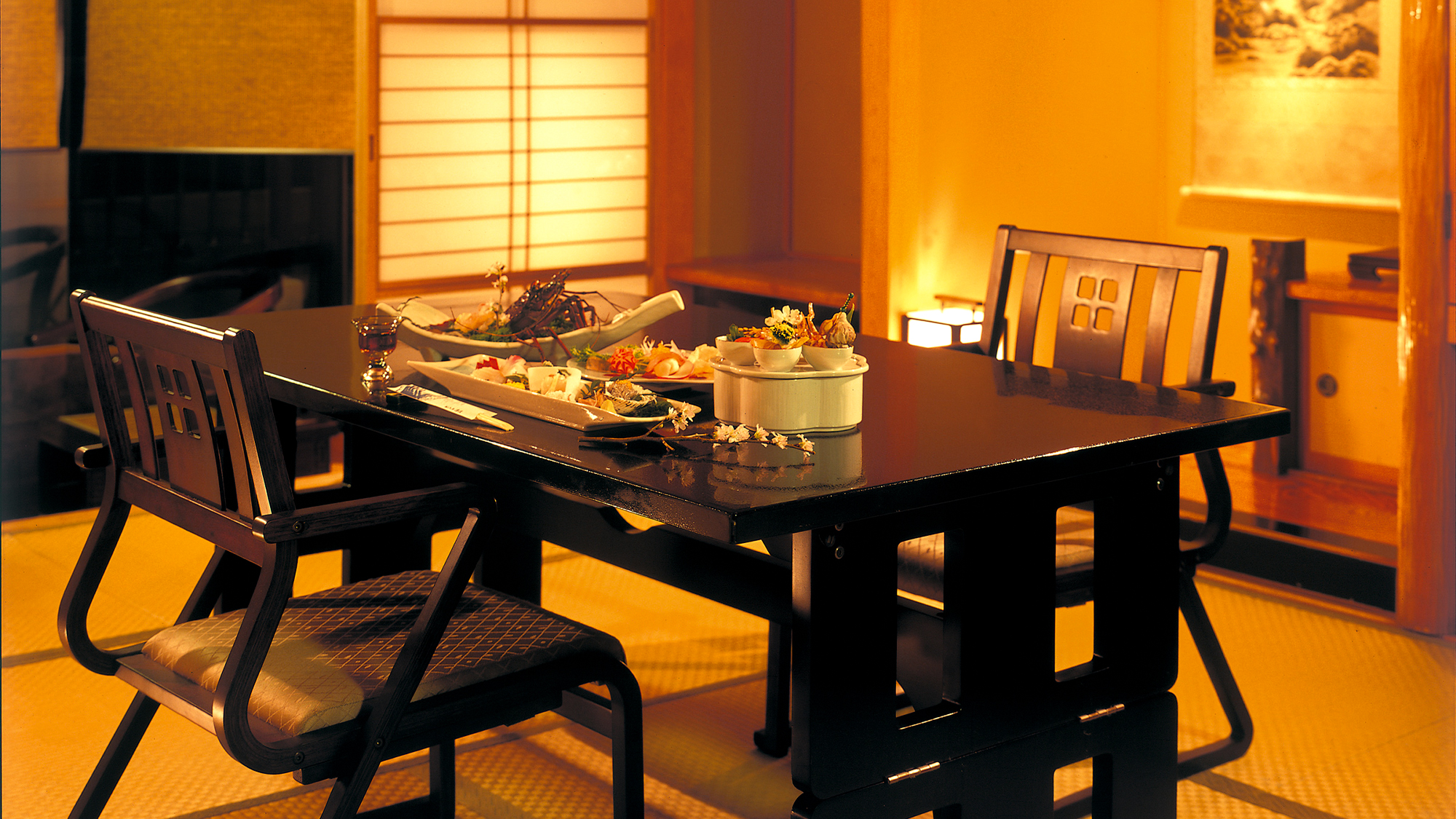 ■お部屋食プランでは、テーブル椅子席で食事ができる。