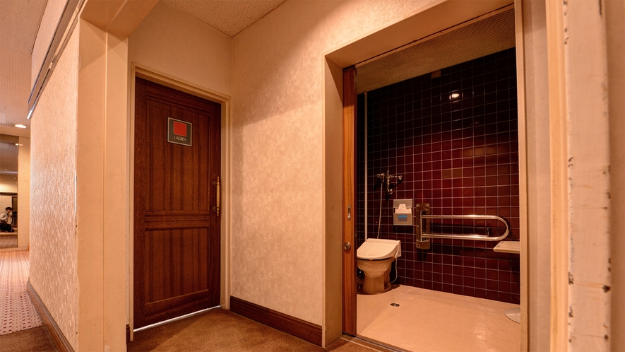 *≪多目的トイレ≫1階のロビー奥に1箇所ございます。