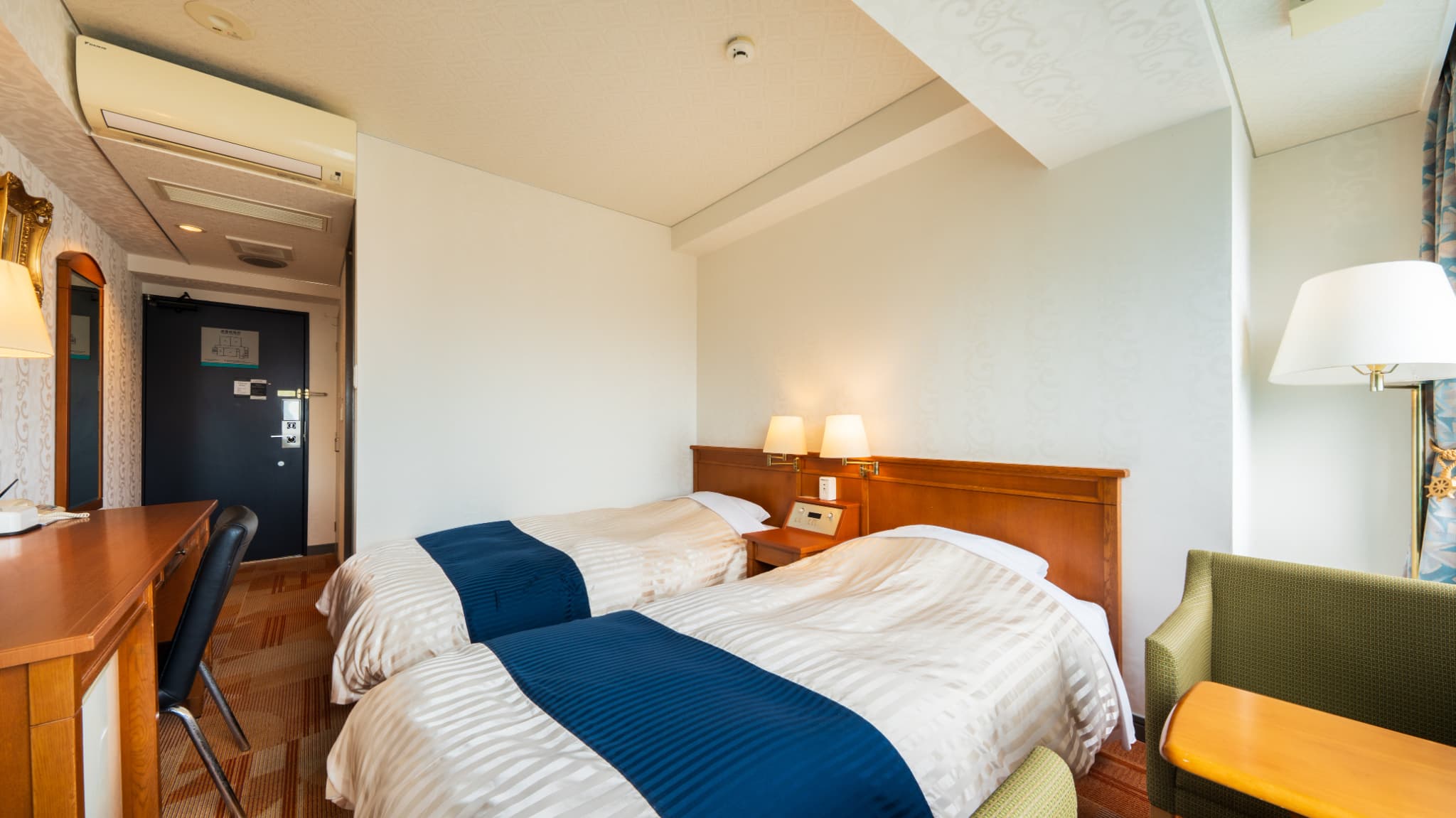 ツインC（18㎡） 最上階丸窓・海側シティービュー