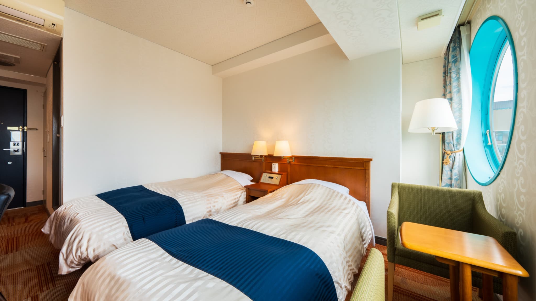 ツインC（18㎡） 最上階丸窓・海側シティービュー