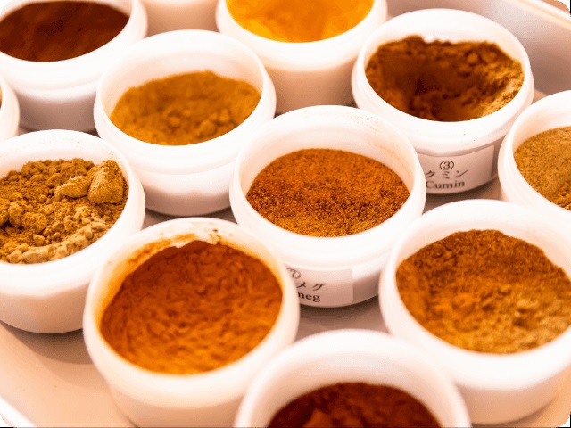 【奈良を体感！薬膳カレー粉作り体験】創業800年超の漢方薬局で自分好みのカレー粉を作る（夕・朝食付）