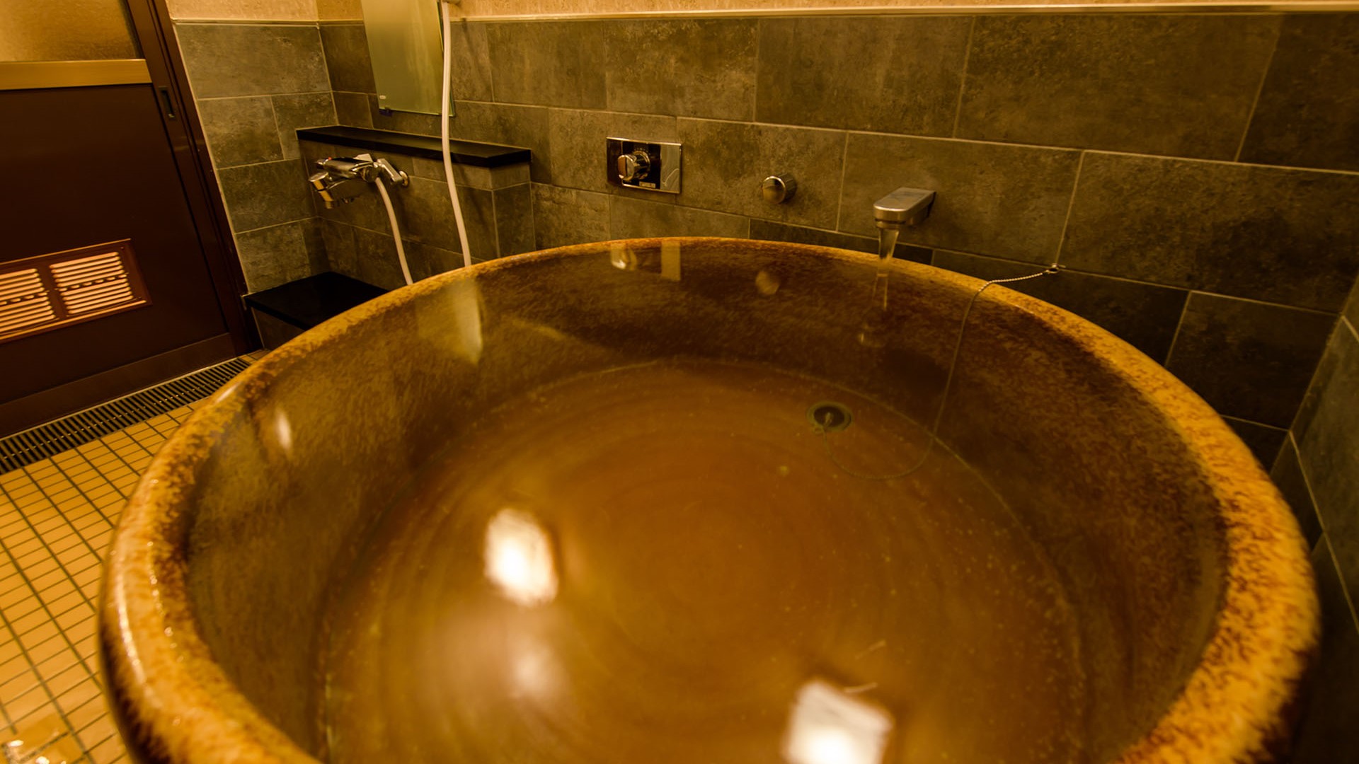 信楽焼の温かみのある雰囲気が魅力の貸切陶器風呂は、完全予約制です。（有料）