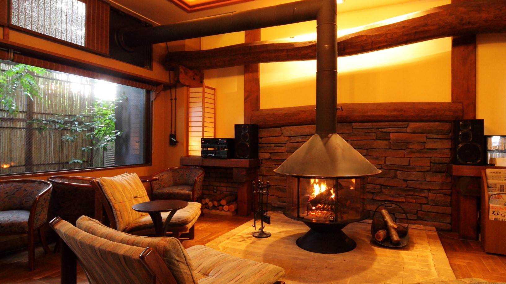 11月中旬～3月上旬までは暖炉の柔らかな光がお客様を出迎えます。
