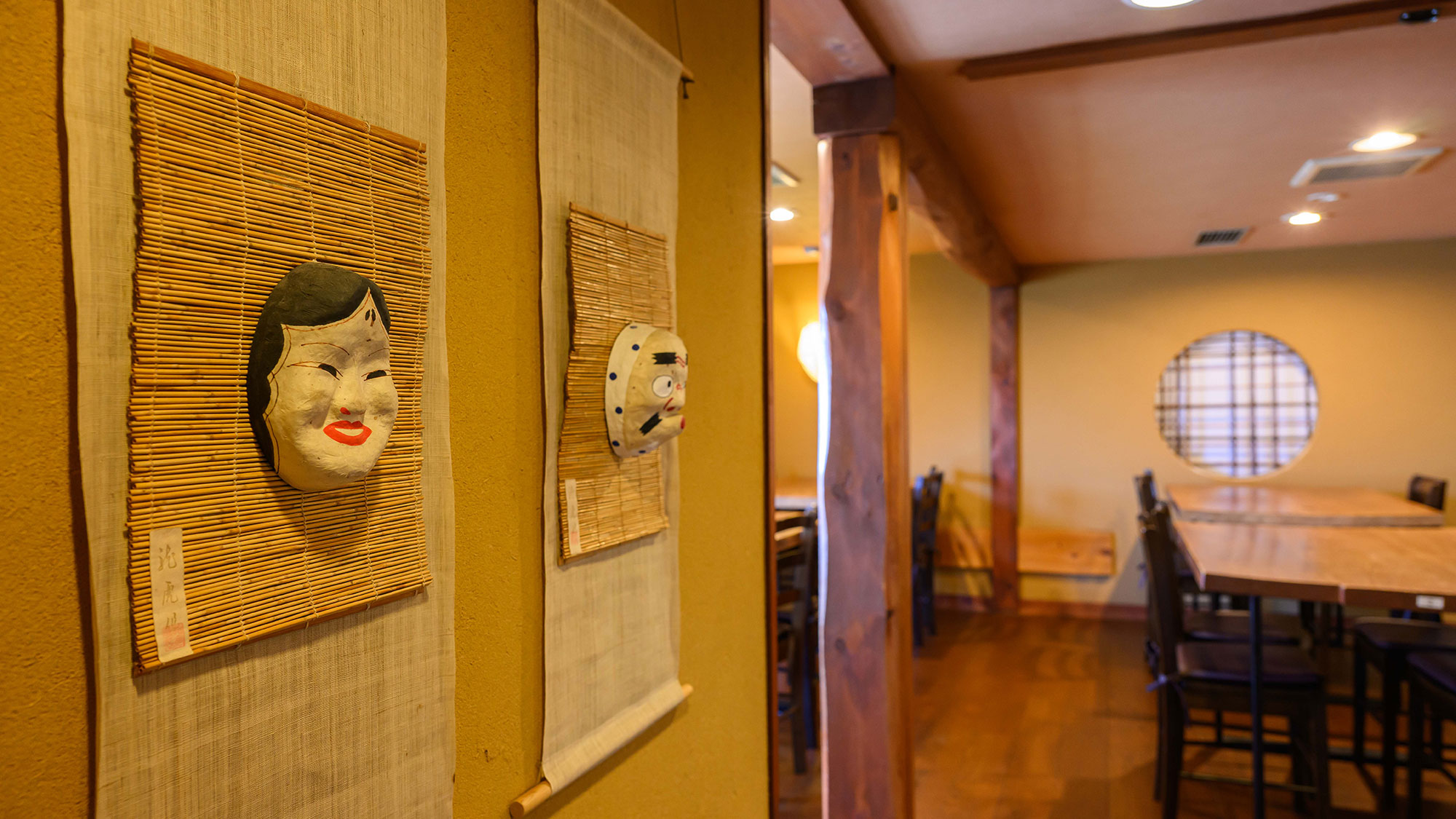 【日本料理　かがりや】和の調度品でお出迎え