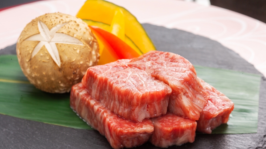 【山形牛ステーキ】日本三大和牛のひとつを贅沢にステーキで。ぎっしりと詰まった旨みに舌鼓。