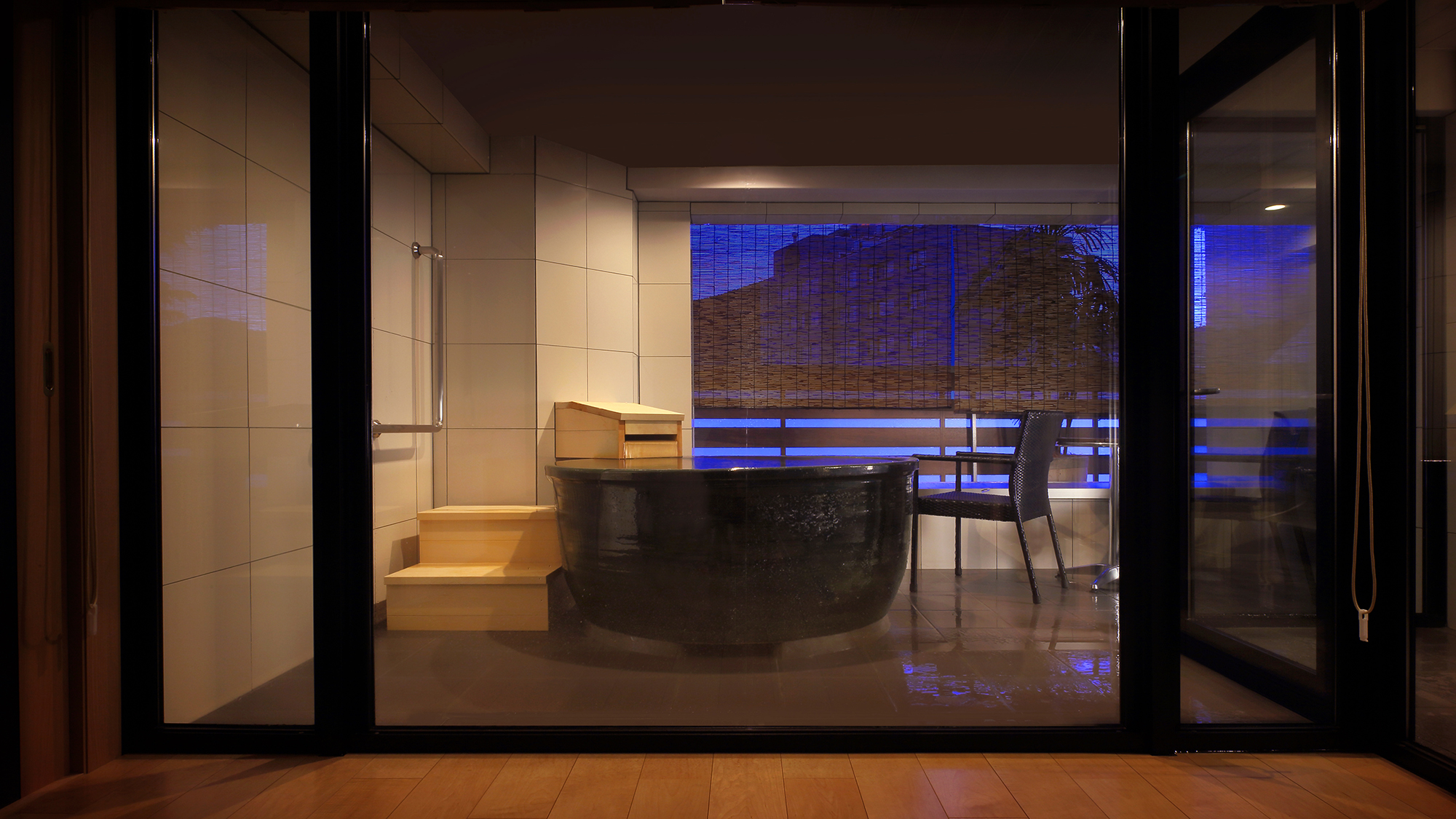 ■露天つきプレミアムスイート■＜リニューアル＞室内と温泉に間を作らない湯浴みを身近にさせるデザイン