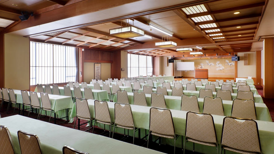 【会議・演説スペース】講演用のレイアウトを始め、大きな会議用スペースもご用意可能