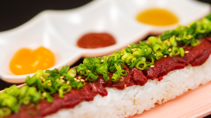 【馬肉ユッケ寿司】山形馬肉を使ったユッケ。牛肉だけじゃなく馬肉にもこだわって調理！