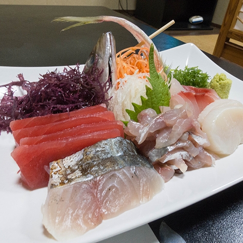 スタンダード静岡県産地魚盛り合せと金目鯛煮付まるごと一本煮付け付き★夕朝食個室