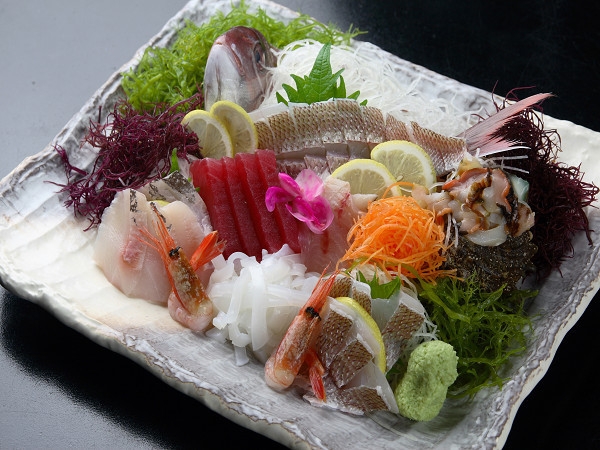 伊豆の海鮮得々プラン，夕朝食個室（静岡県産地魚盛り金目の姿煮付アワビ踊り焼き伊勢海老鬼がら焼き、他）
