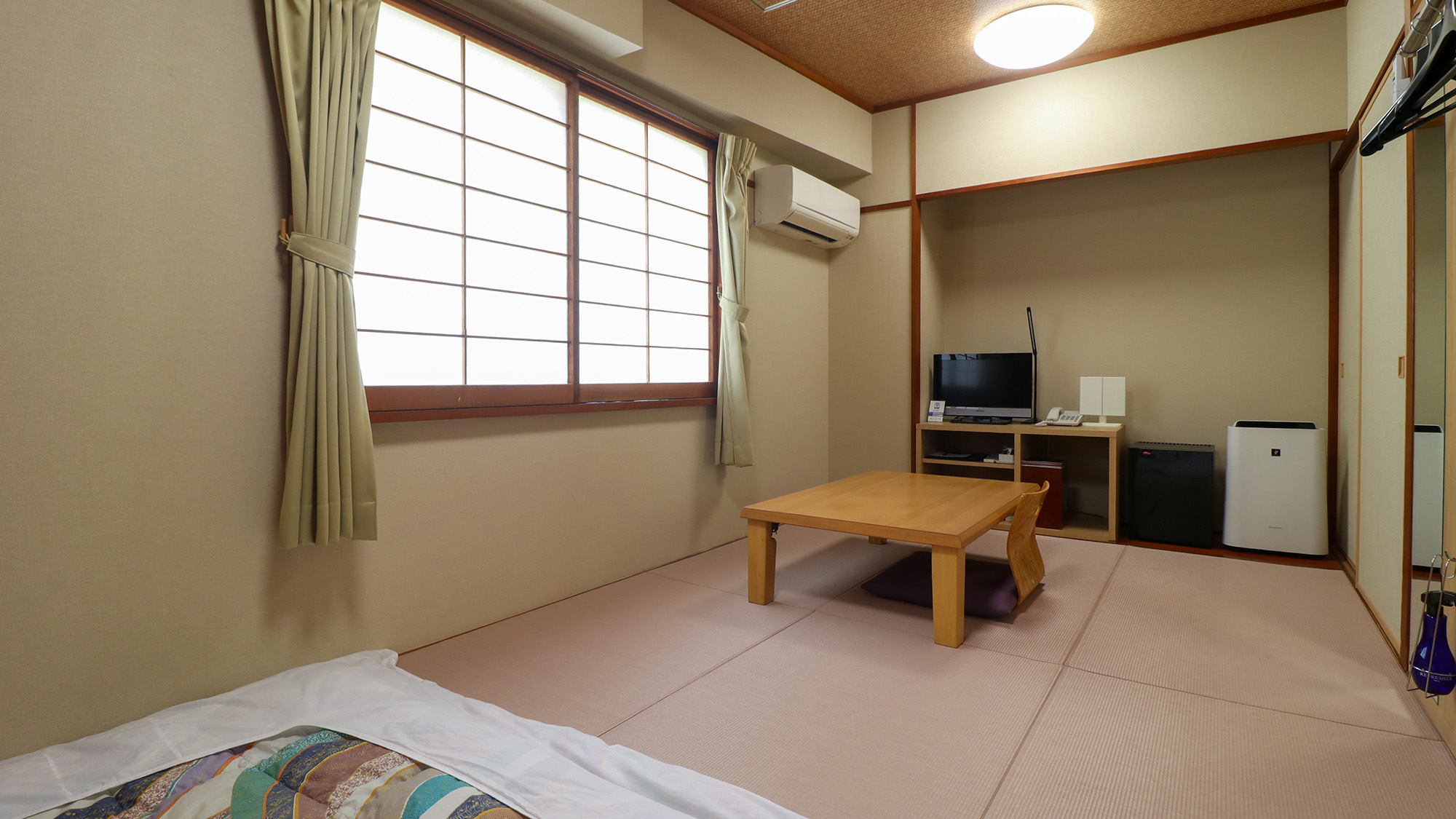 #和室　1日の疲れを癒す1人旅にぴったりの和室。足を延ばしてゆったりとお寛ぎください。