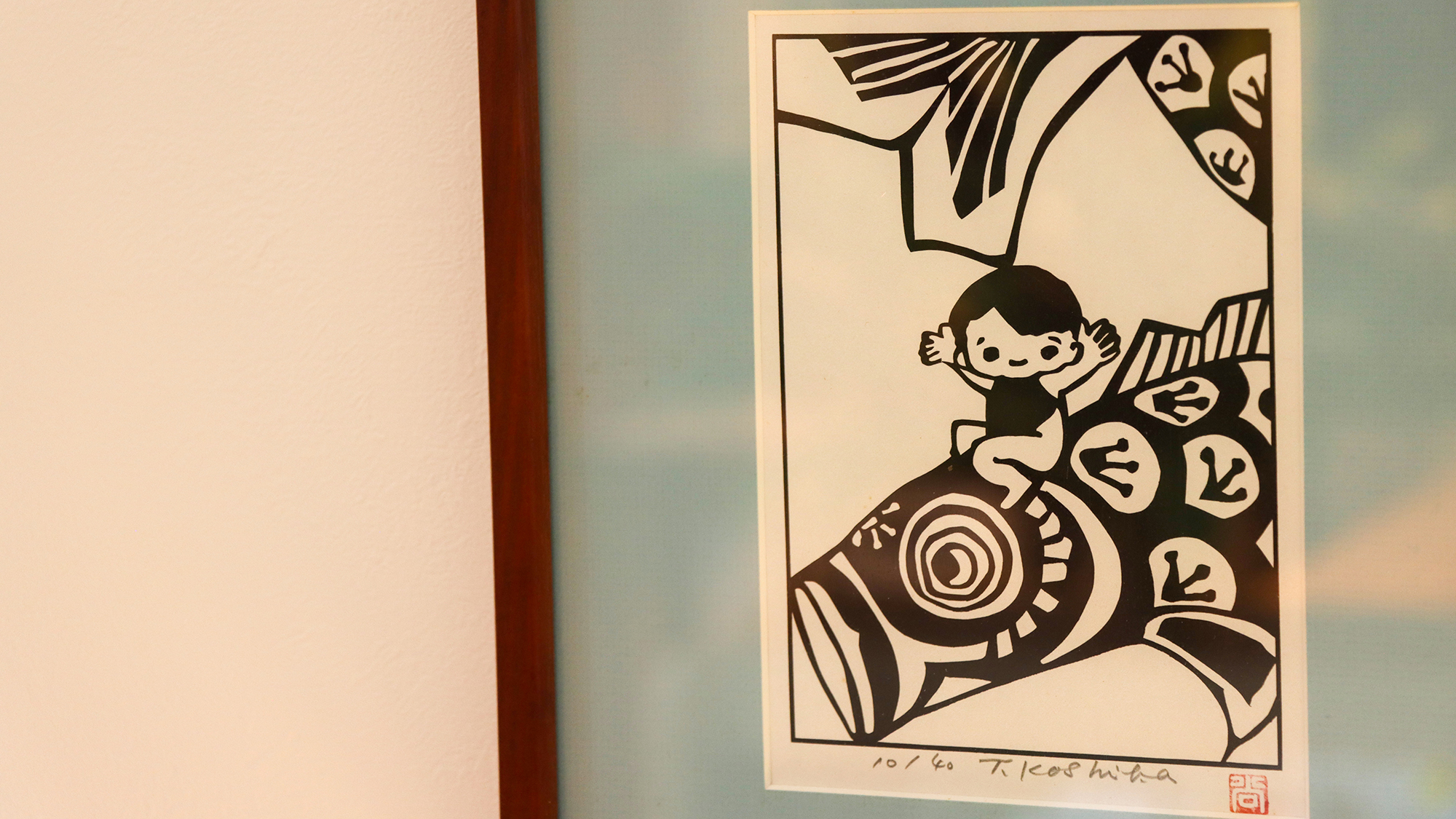 #ロビー　有名な作家が手掛けた可愛らしいデザインの版画。