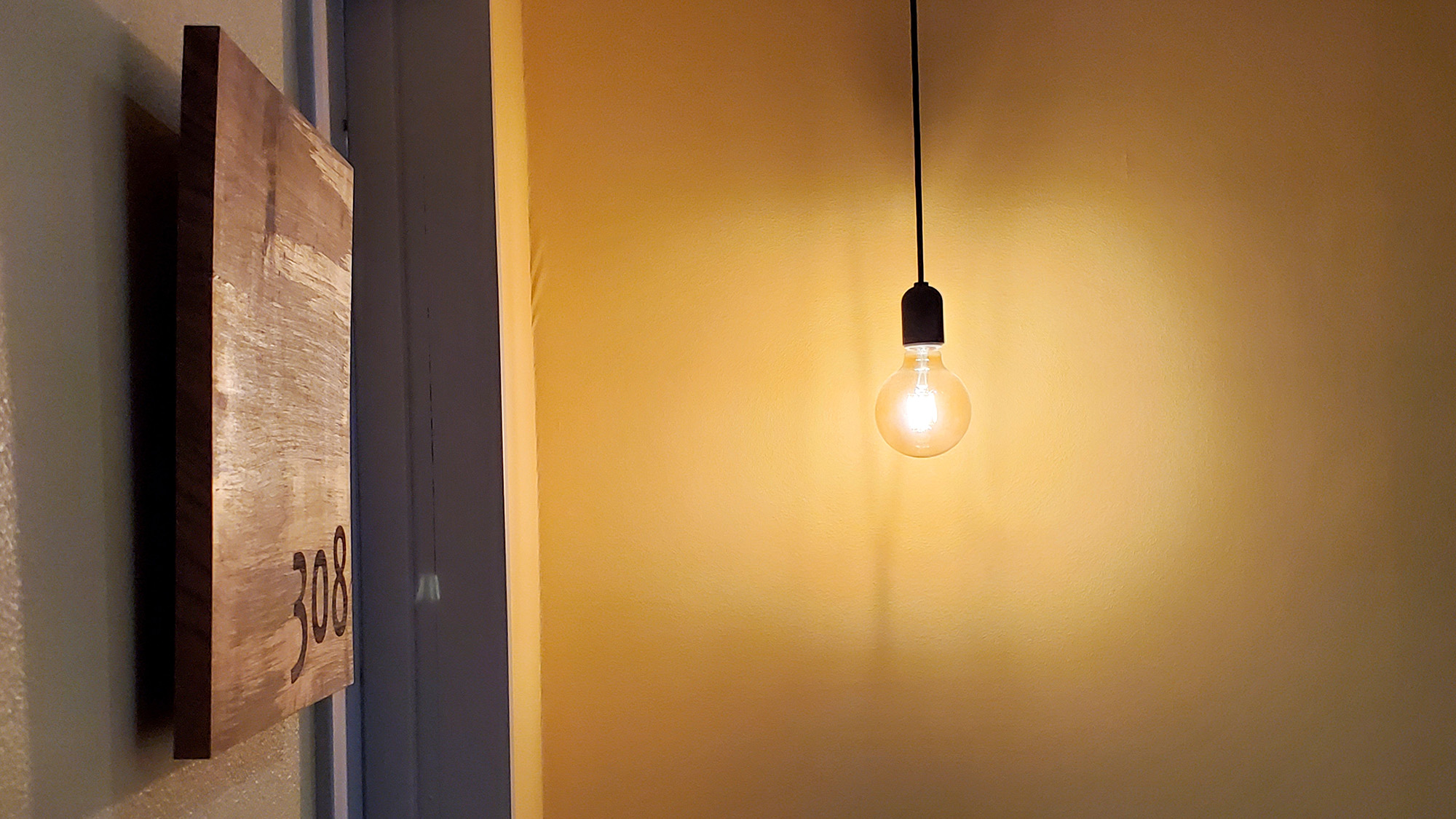 #館内イメージ　レトロな電球が灯るモダンな入り口。