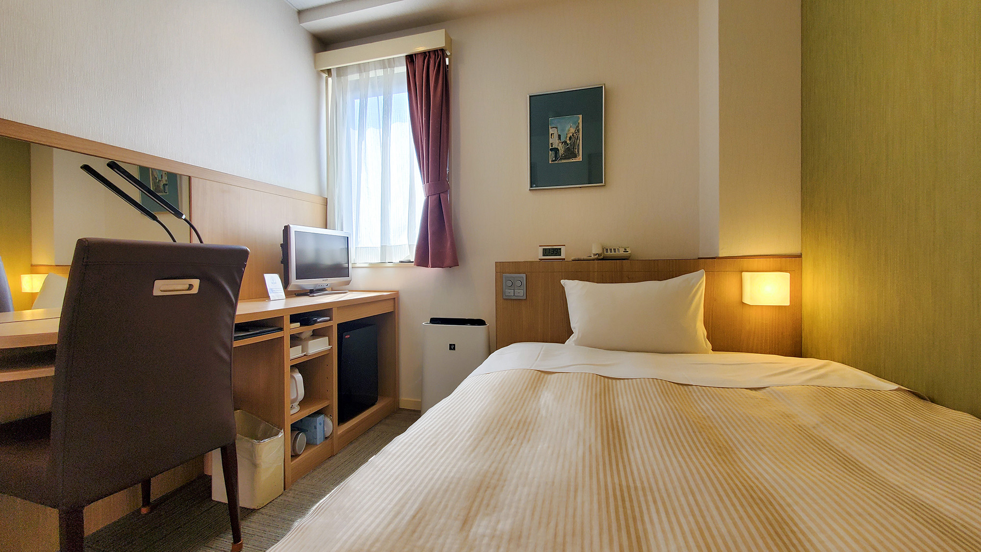 #シングル　仕事の効率を上げるための充実した環境と、翌日に備えてゆっくり休める寝具をご用意しました。