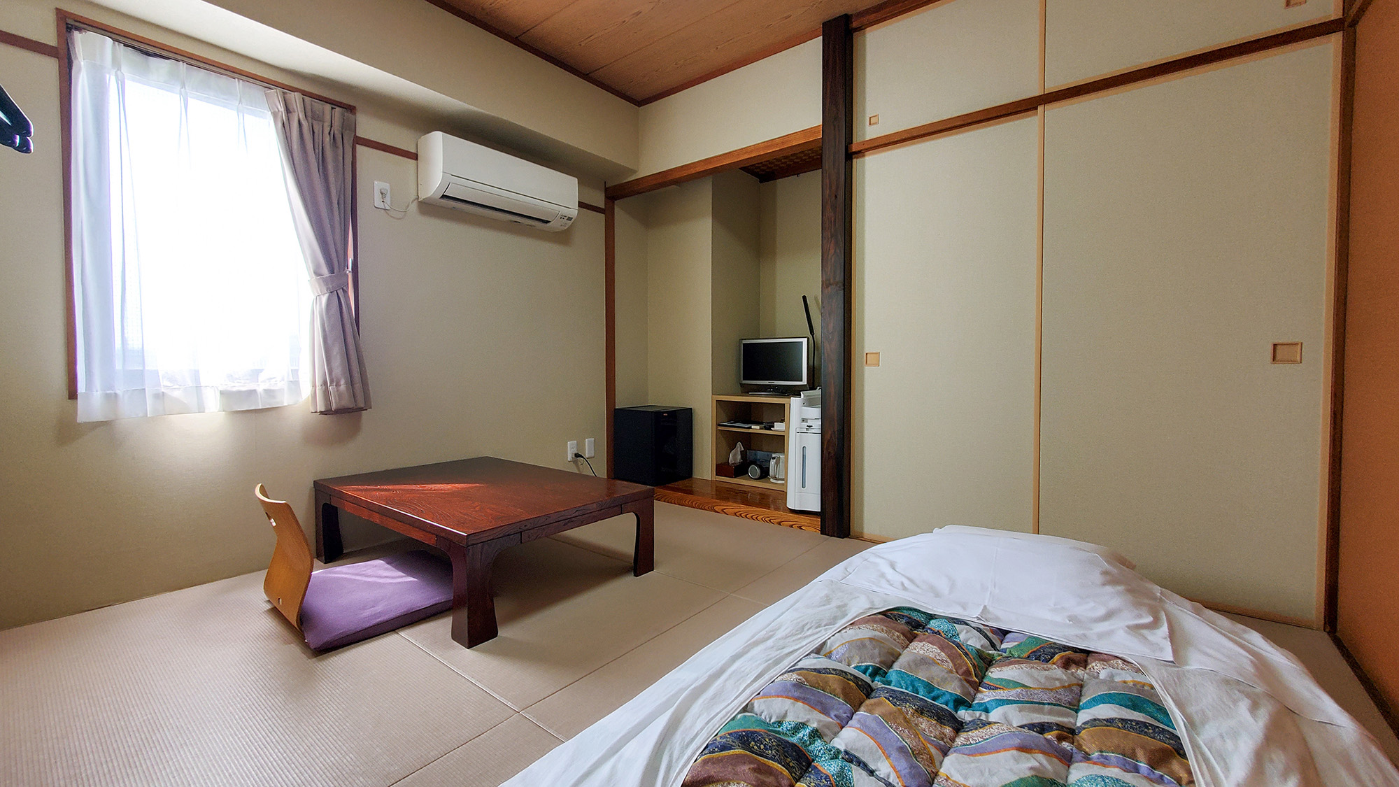 #和室　和の趣が心地よいお部屋。靴を脱いで、足を伸ばしてゆったりとお寛ぎいただけます。