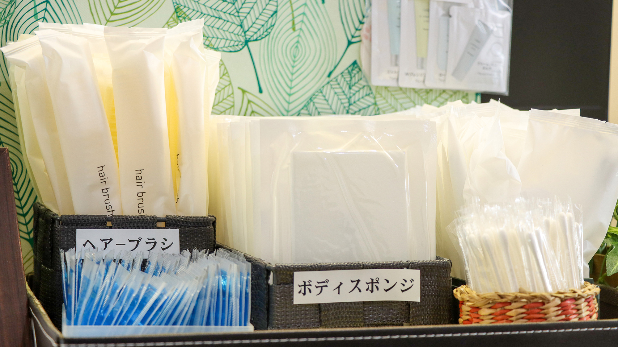 #フロント　アメニティはフロント前にございます、ご自由にお取り下さいませ。