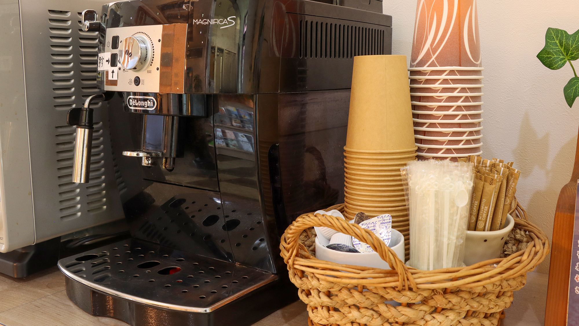 #ロビー　淹れたてのコーヒーが無料で味わえる、お持ち帰りも可能です。