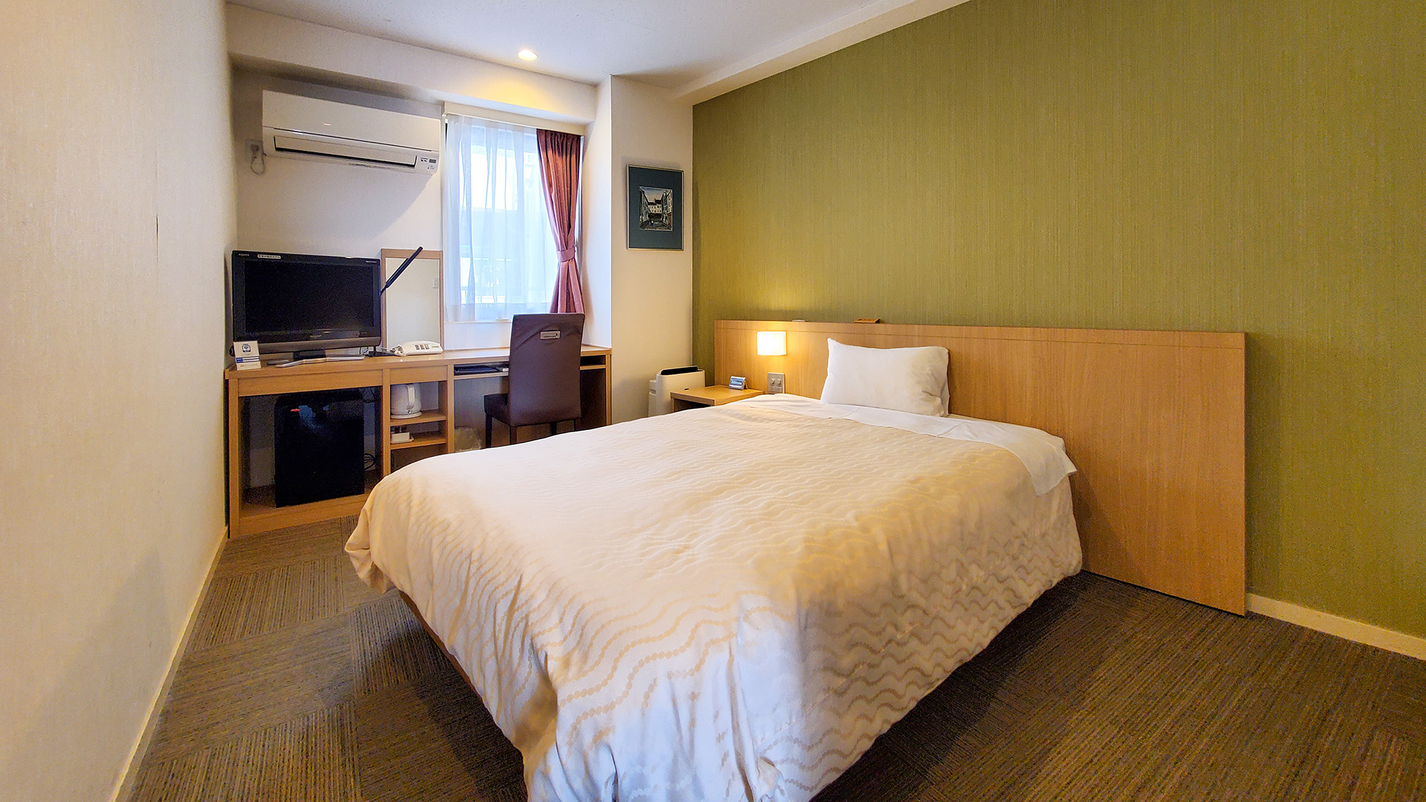 #セミダブル　カップルやご夫婦でのご利用に最適なセミダブルルーム。