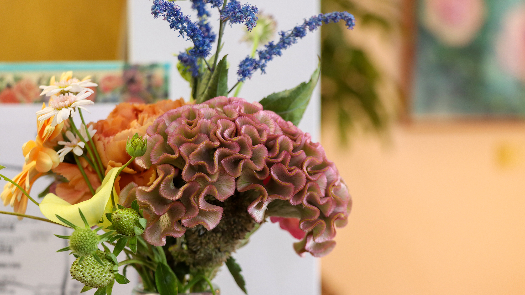 #フロント　フロント周りを彩る季節の生け花。