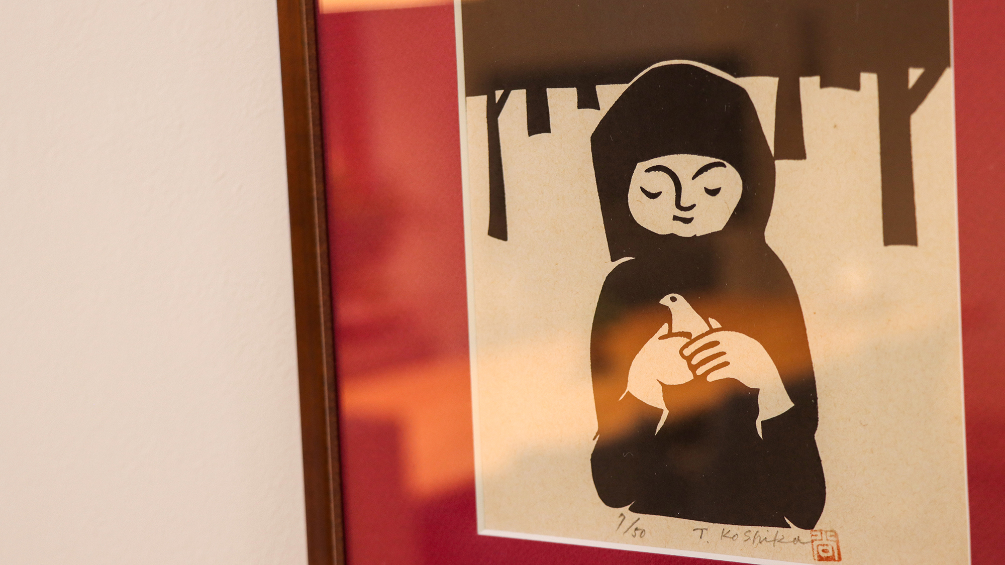 #ロビー　有名な作家が手掛けた可愛らしいデザインの版画。