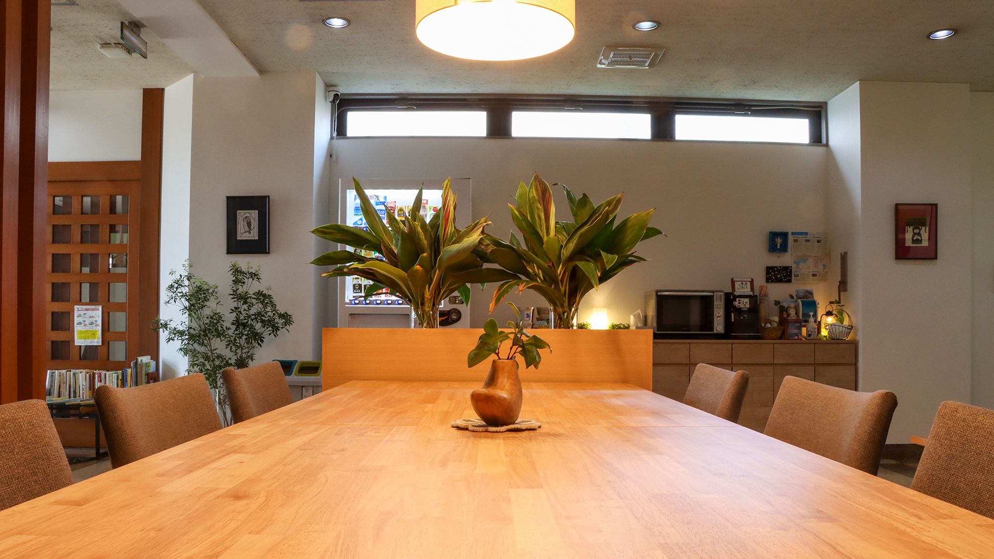 #ロビー　木目調の落ち着けるテーブル。