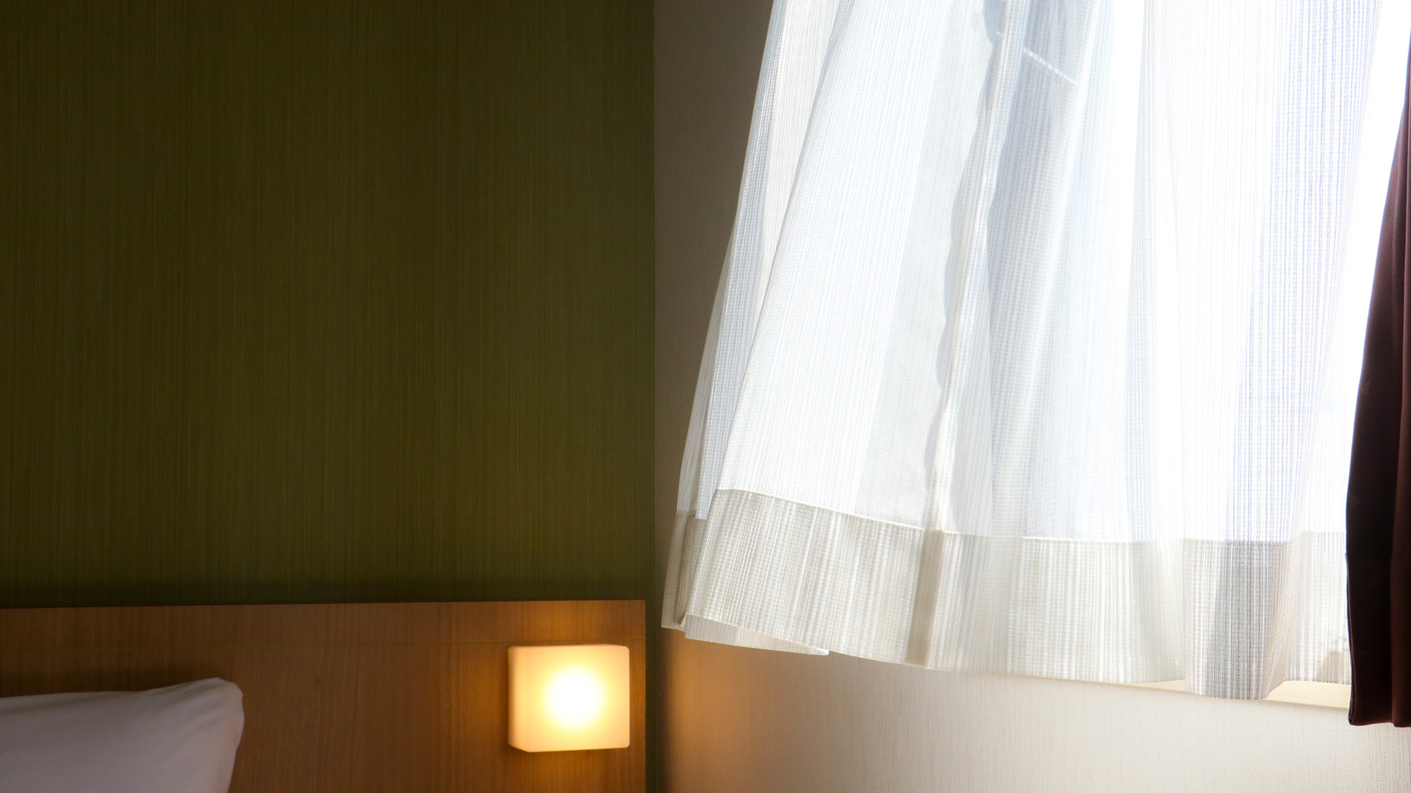 #客室イメージ　窓から差し込む柔らかな光が旅の疲れを優しく包み込みます。