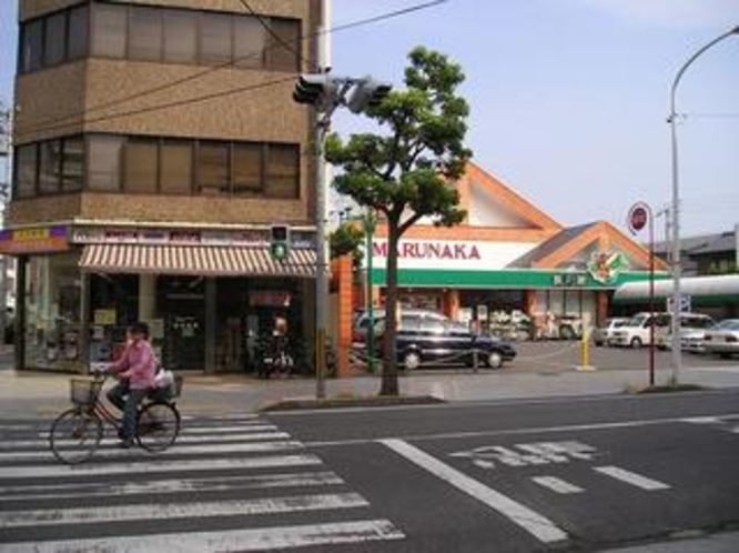 ホテル目の前の薬局とスーパーマーケット
