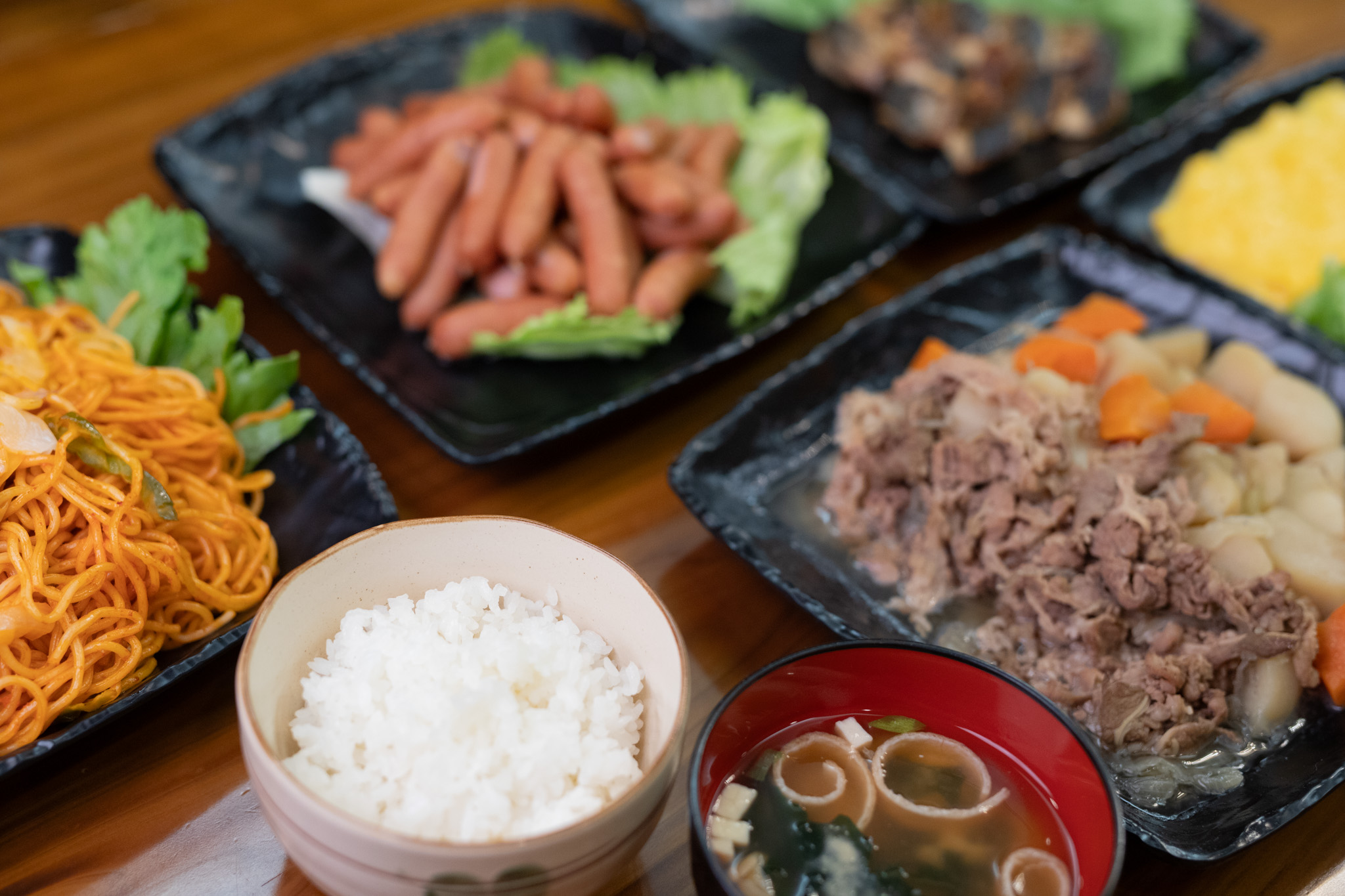 無料朝食一例（ご飯・味噌汁・おかず）