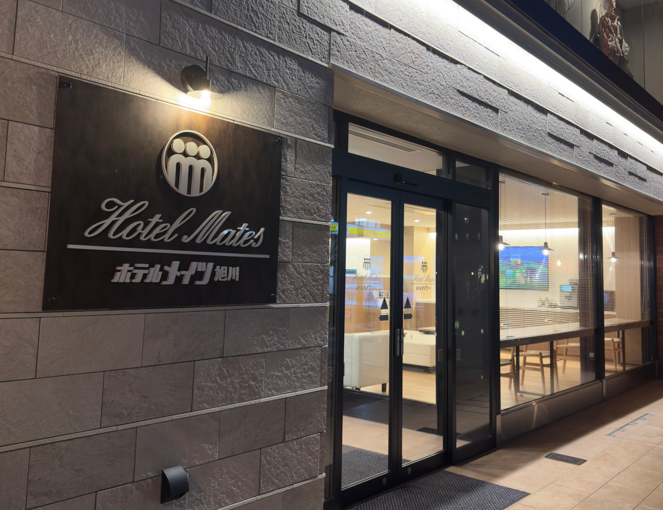 ライトアップされたホテル正面入り口。