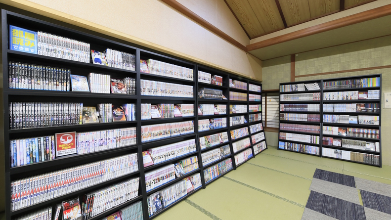 【館内】約2400冊が並ぶ3階の漫画コーナー