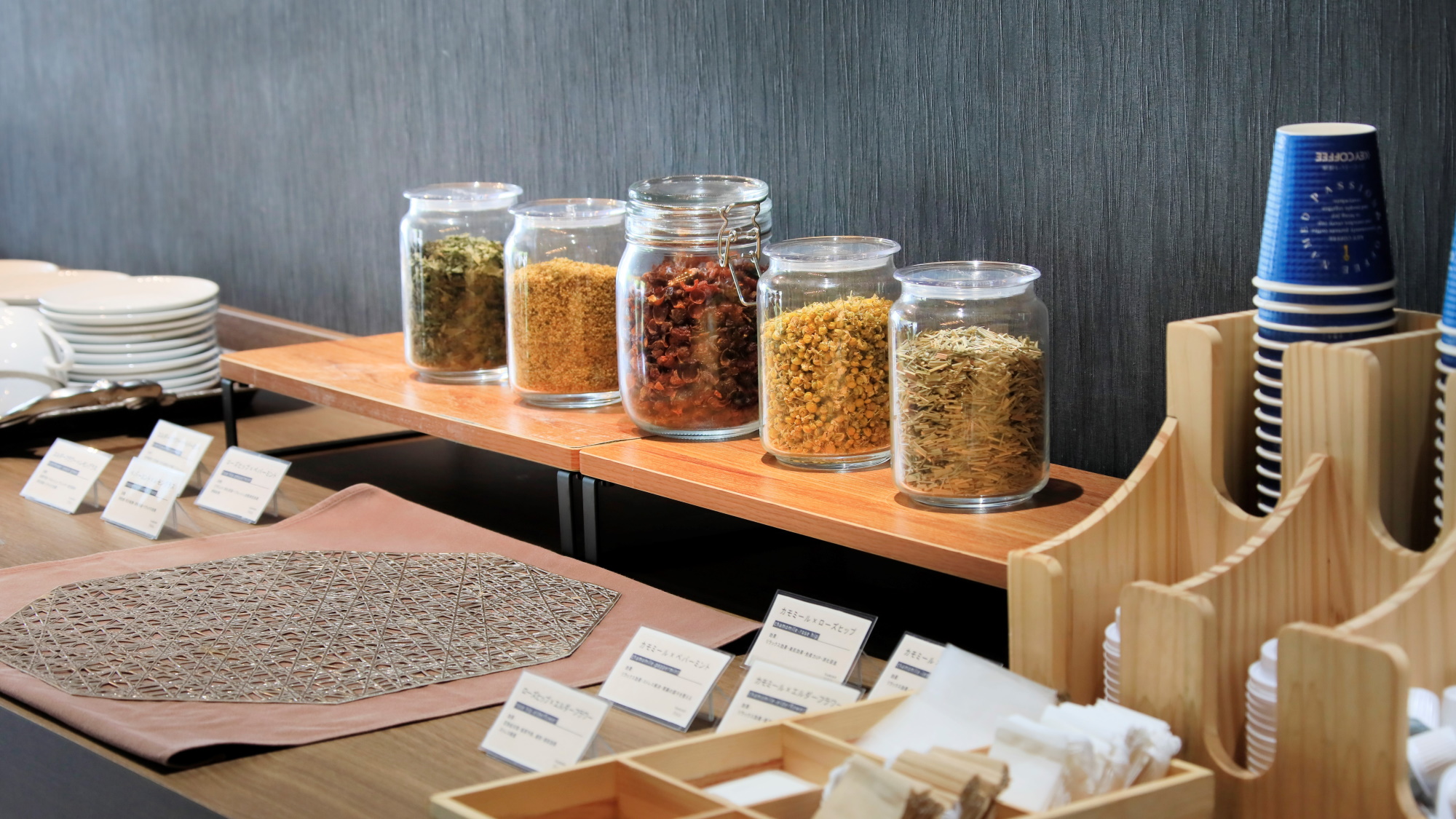 【ラウンジ】効能別のハーブティーをご用意しております