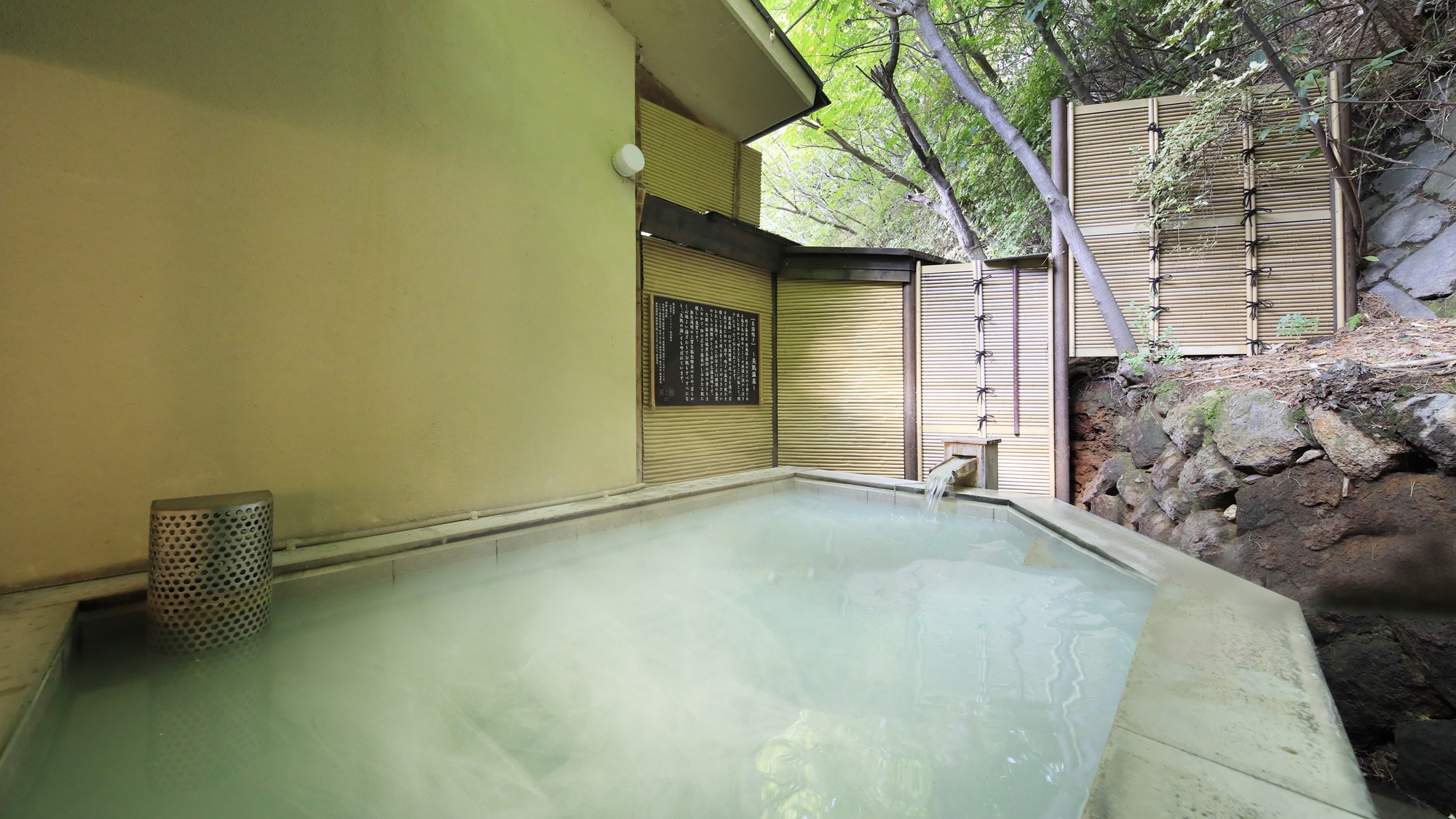 【大浴場（男性）】自然の風が気持ちいい露天風呂