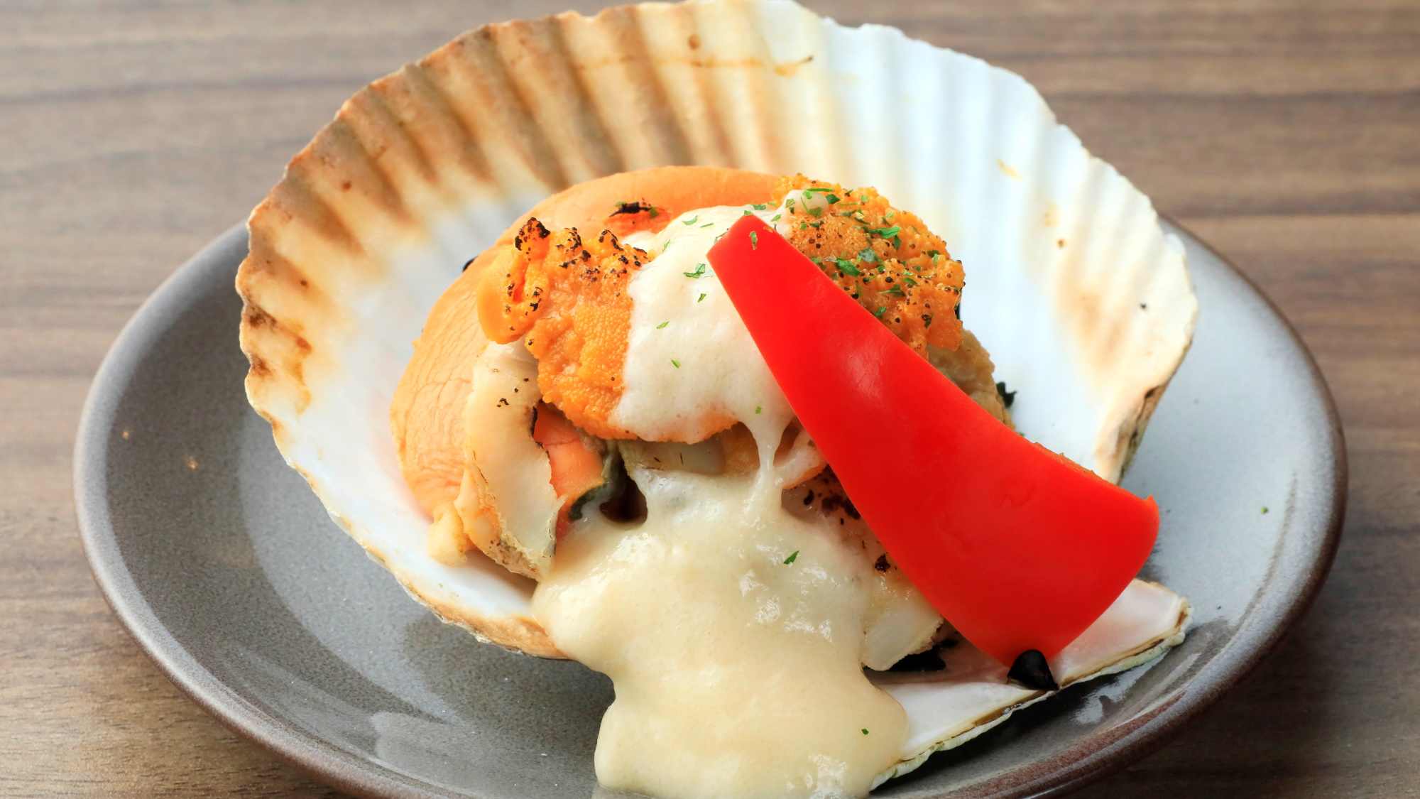 【特選会席】焼きホタテにウニソースをかけた一品